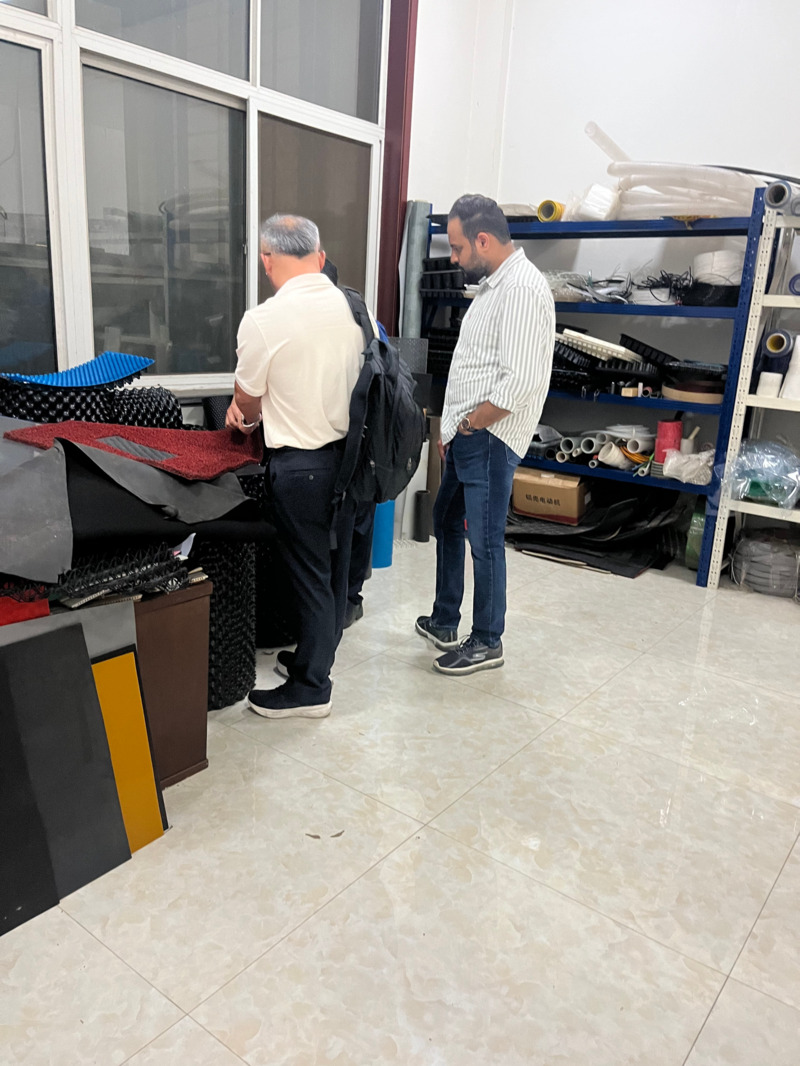 Los clientes indios inspeccionan el equipo de bobina de impermeabilización de TPE