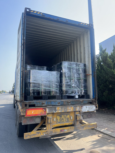 Cargado en contenedores y enviado a la India.