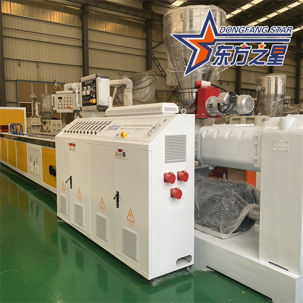 Acerca del equipo de paneles compuestos de madera y plástico de PVC