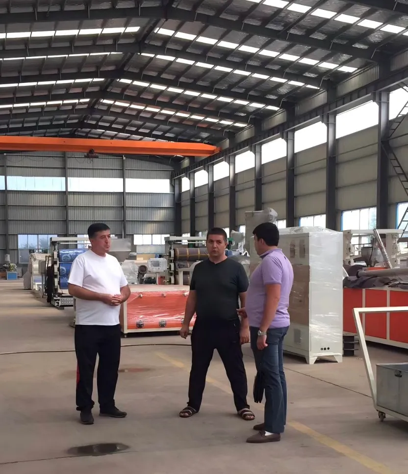 East star Plastic Machinery obtiene un pedido de Georgia para una línea de producción de cortinas flexibles de PVC multifuncionales