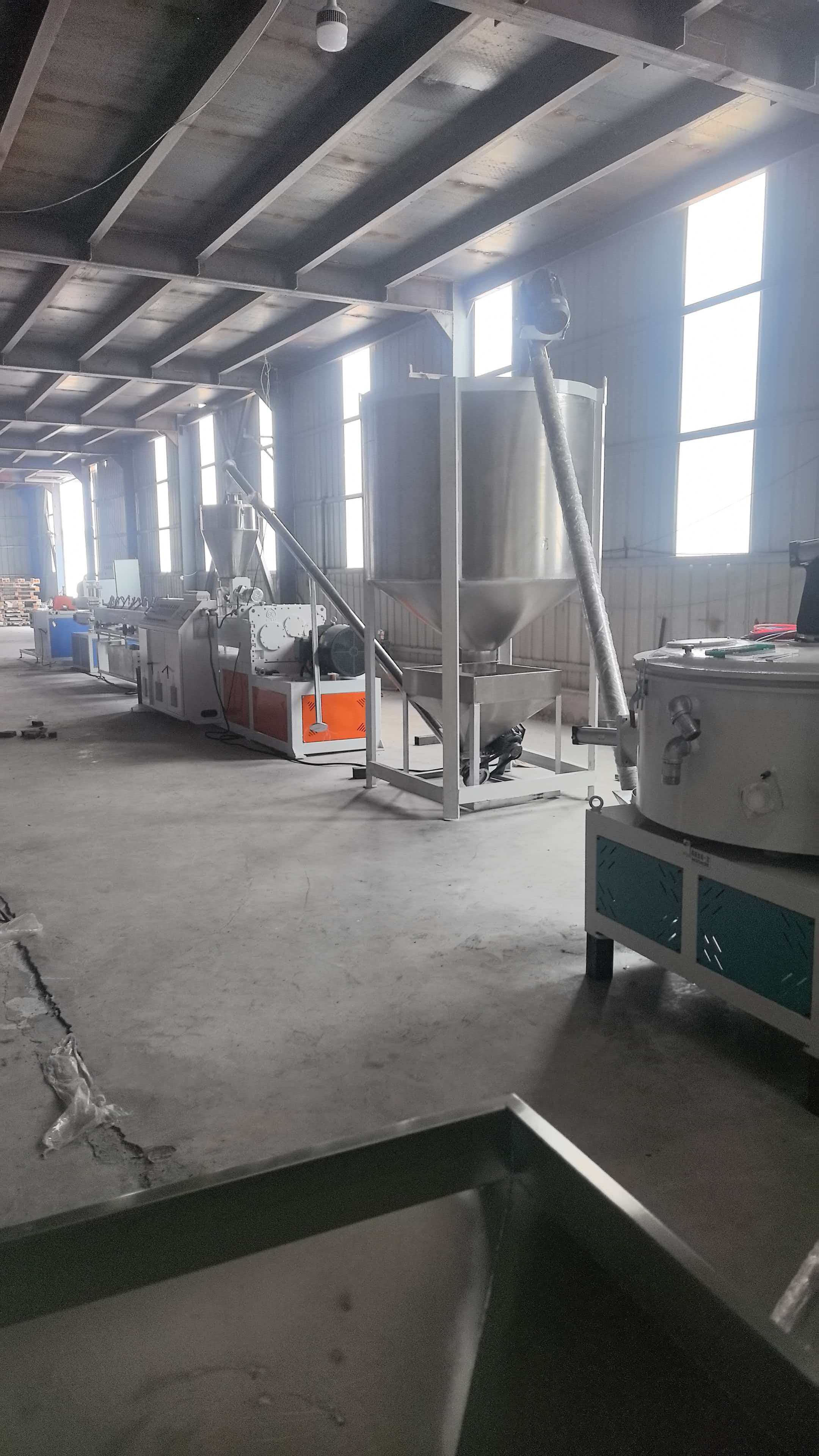 Nuestro equipo de extrusión de tubos con núcleo de PVC (diámetro exterior de 35/38 mm) se puso en producción con éxito y recibió grandes elogios de nuestros clientes.