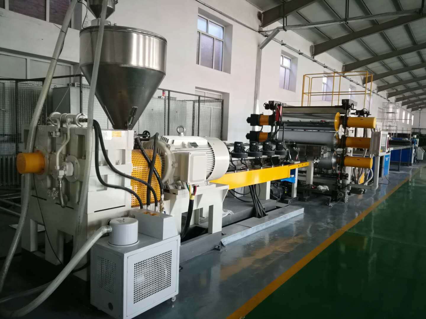 Línea de extrusión de geoceldas de HDPE con punzonado y soldadura